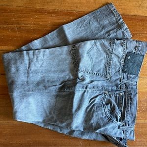 Levie’s 505 plenty of life left. Size W32- L28